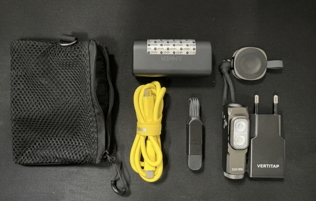 EDC 파우치
무인양품 더블 지파 파우치
anker powerbank
apple watch charger
sofirn ST10
AOHI cable
incharge X